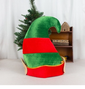 Détail du chapeau d'elfe de Noël en velours rayé rouge et vert avec des oreilles