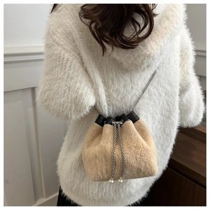 Detailansicht der beigen Plüsch-Beuteltasche mit Goldkette und Perlen-Kordelzug
