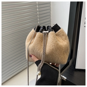 Detailaufnahme der Winter Woll-Eimertasche mit Perlenkette und Kordelzugverschluss