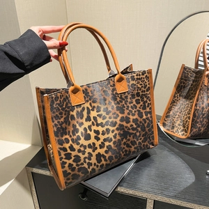 Vintage-Tragetasche mit Leopardenmuster und braunen Ledergriffen für stilvolle Damen