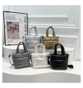 Détails de cinq sacs seaux matelassés en coloris argent, or, beige, gris et noir