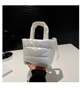 Vue détaillée d'un sac fourre-tout matelassé blanc perle avec large bandoulière et texture