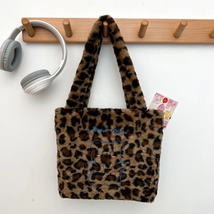 Sac cabas en peluche léopard avec broderie ours bleu pour étudiantes sur un crochet