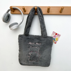 Sac fourre-tout en peluche gris foncé avec broderie ours et larges anses pour l'hiver