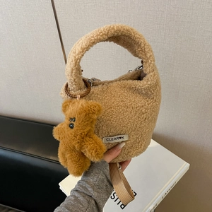 Sac seau marron en polaire avec breloque ours et bandoulière réglable pour femmes