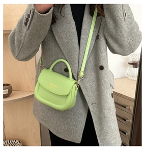 Vue détaillée du sac à main vert citron avec impression HC-BAG et poignée supérieure