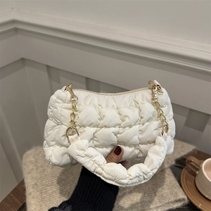 Sac à Épaule Puffer pour Femmes Sac Nuage Matelassé Sac sous le Bras en Nylon à Bulles Avec Chaîne Dorée Sac Bandoulière Décontracté Quotidien