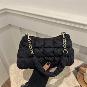 Sac nuage matelassé noir en nylon avec bandoulière en chaîne dorée et design chic