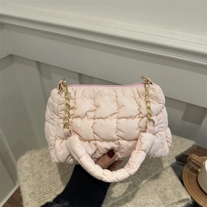 Sac à bandoulière matelassé rose en nylon doux avec chaîne dorée élégante
