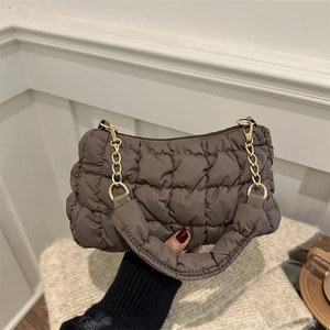 Sac nuage matelassé marron café avec chaîne dorée pour un style élégant d'hiver