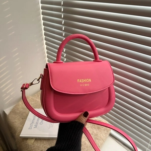 Sac selle en cuir PU rose avec poignée supérieure et lettrage doré chic
