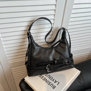 Borsa a spalla da moto in nero invecchiato con fibbie argentate su sfondo bianco