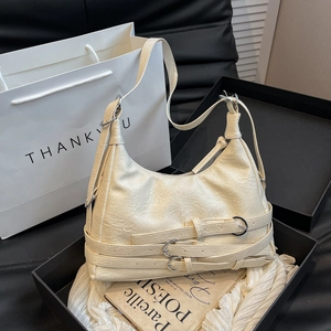Borsa sottobraccio chic bianco crema a pieghe stile biker con fibbie metalliche e mezzaluna