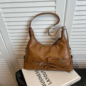 Borsa a tracolla a mezzaluna in pelle opaca marrone con fibbie argento su sfondo neutro