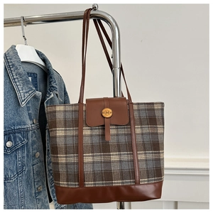 Detail of checkered tote bag with leather trim and golden N letter metal buckle