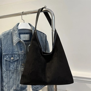 Sac fourre-tout hobo noir mat minimaliste de grande capacité suspendu à un support