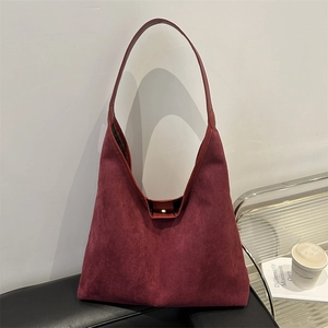 Sac hobo rétro en daim bordeaux avec boucle métallique et grande capacité de rangement