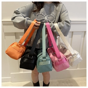 Vue détaillée de grands sacs bandoulière en nylon en cinq couleurs avec larges bretelles