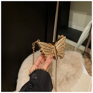 Détail du sac de soirée papillon avec strass blancs incrustés et fine chaîne dorée