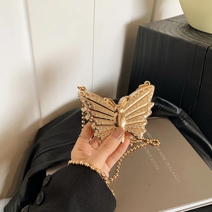 Sac de soirée papillon doré avec cristaux scintillants et bandoulière chaîne perlée