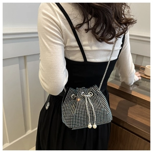 Detail einer Mini-Eimer-Tasche mit Strasssteinen, Perlen-Kordelzug und Silberkette