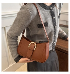 Braune Baguette-Tasche aus Kunstleder mit großer goldener Schnalle im Vintage-Stil