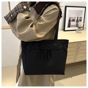 Sac fourre-tout pratique en nylon noir avec double bandoulière et poches latérales