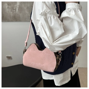 Détail du sac bandoulière rose oreilles de chat avec fourrure léopard et broderie Mooduo