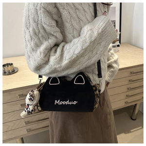 Détail du sac bandoulière oreilles de chat en peluche avec motif léopard et broderie