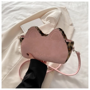 Détail du sac chat rose avec oreilles en fausse fourrure léopard et broderie