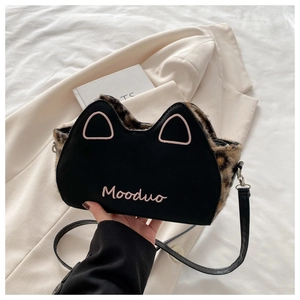 Détail du sac bandoulière oreilles de chat avec bordure léopard et broderie Mooduo