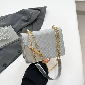 Elegante silberne Glitzer-Kettentasche mit goldenem Metallbesatz und Lederklappe für Damen