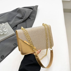 Minimalistische champagner-goldene Kettentasche mit Metallstruktur und Dreiecksschnalle