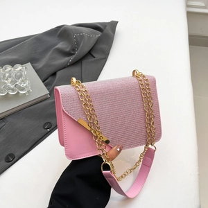 Rosafarbene Glitzer-Umhängetasche mit goldener Kette und elegantem Metallverschluss