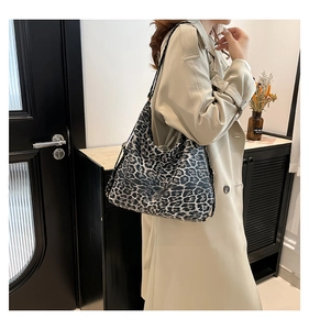 Détail du grand sac hobo avec un motif léopard classique pour un style rétro élégant
