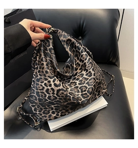 Détail du sac hobo à imprimé léopard avec texture grainée et finitions métalliques dorées
