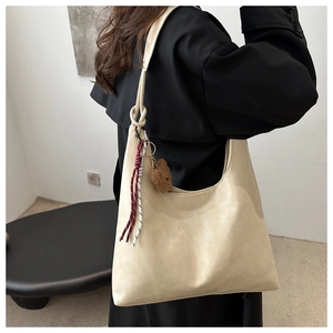 Sac hobo beige grande capacité avec bandoulière nouée et pendentif ours en peluche