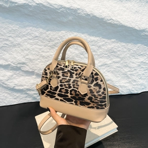 Leopard print shell handbag with beige trim and gold zipper for elegant winter style