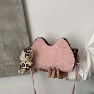 Sac bandoulière rose en daim avec oreilles de chat, imprimé léopard et pendentif