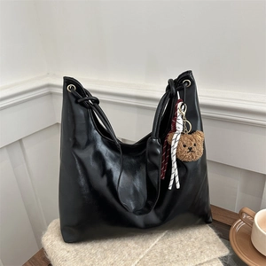 Sac Hobo minimaliste en cuir PU noir avec bandoulière nouée et joli pendentif d'ours
