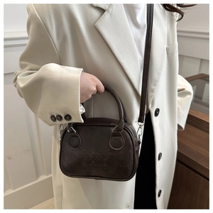 Details der dunkelbraunen Retro-Tasche mit LUCKY OHIO Buchstaben-Prägung