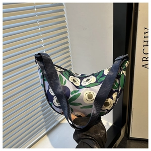Détail du sac croissant à imprimé floral avec bandoulière réglable en nylon épais