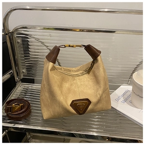 Détails du sac selle rétro kaki avec poignées en cuir marron et bandoulière ajustable