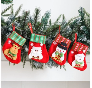 Detalle de pack de 4 calcetines navideños con Papá Noel 3D, muñeco de nieve, alce y oso en el árbol