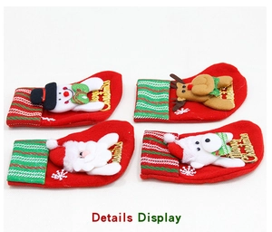 Detalle del pack de 4 mini calcetines navideños con figuras 3D de Papá Noel y Reno