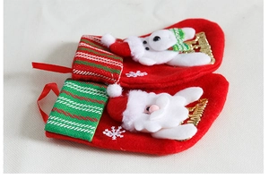 Detalle de mini calcetines navideños rojos con Papá Noel, reno 3D y bordado dorado