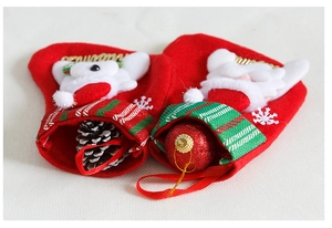 Detalle de calcetines navideños rojos con Papá Noel, muñeco de nieve 3D y piñas reales