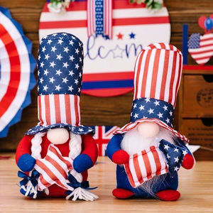 Detalle de gnomos del Día de la Independencia con patrones de estrellas y rayas en madera