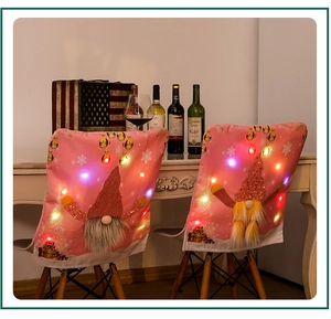 Vue détaillée du couvre-chaise de Noël gnome rose à LED avec paillettes et lumières chaudes