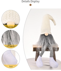 Dettagli dello gnomo di Natale con cappello a maglia, barba lunga e gambe a righe